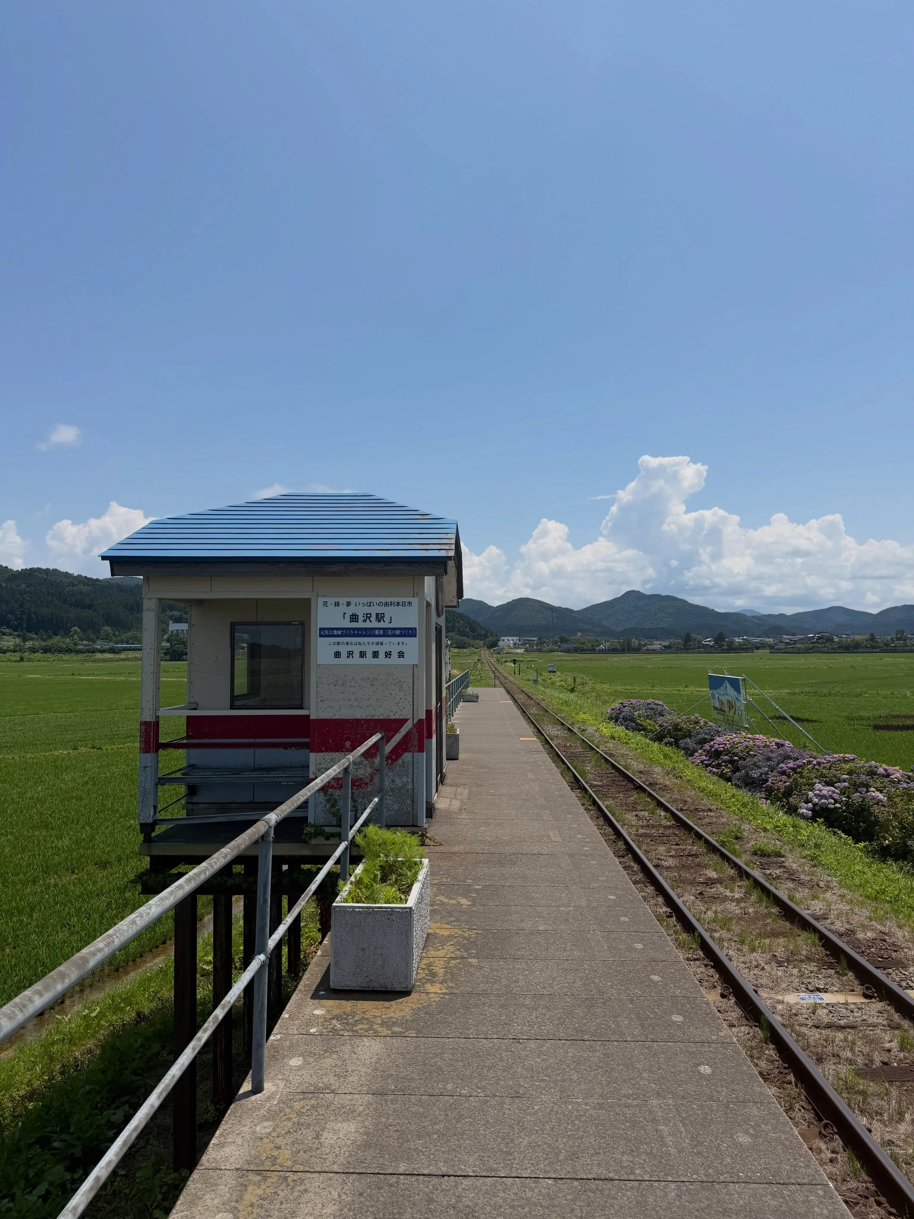 田んぼの真ん中にポツンと建っている曲沢駅。（1枚目）